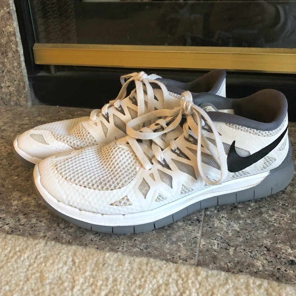 Women’s White Nike Frees Sz 7
